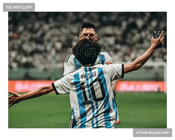 暖心一幕：小球迷冲入场内，保安护送其离场时获球员拥抱